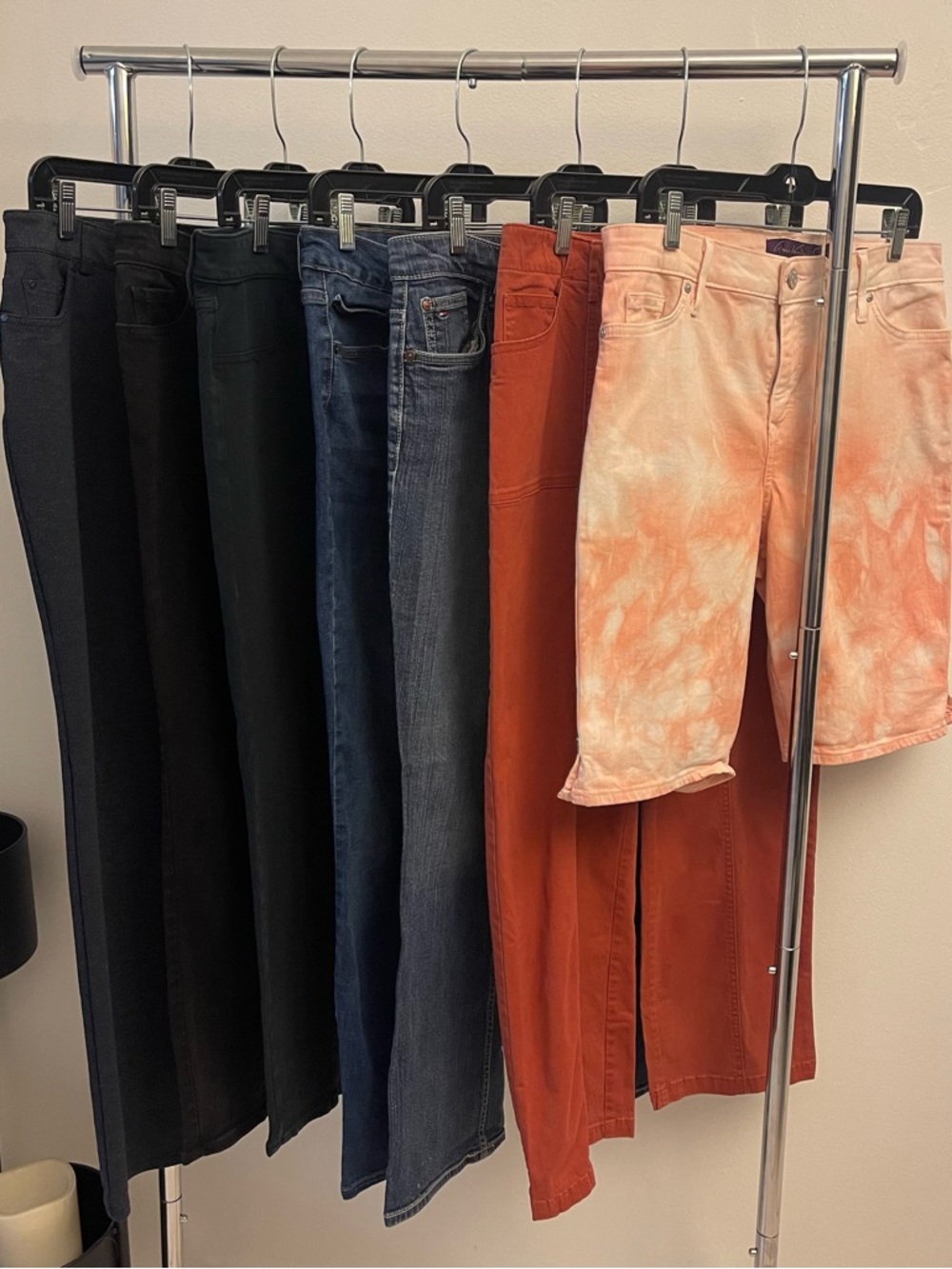 Lot of 7 Women Size 12 Denim Jeans & Pants in Black, Blue, Rust & Tie-Dye Peach